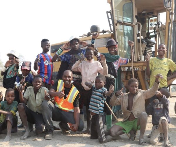 08.09.23 – Here, our #HE1 Community Liaison Officer is pictured with children close to the Itumbula-C SE wellsite, keeping the community well informed of the ongoing project.