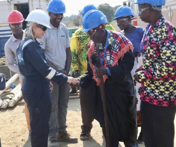 25.09.23 – Our CEO Lorna Blaisse shake hands with local Chief of Kamsamba ward, John Augustino Kasonso, ahead of blessing the Tai-3 well…