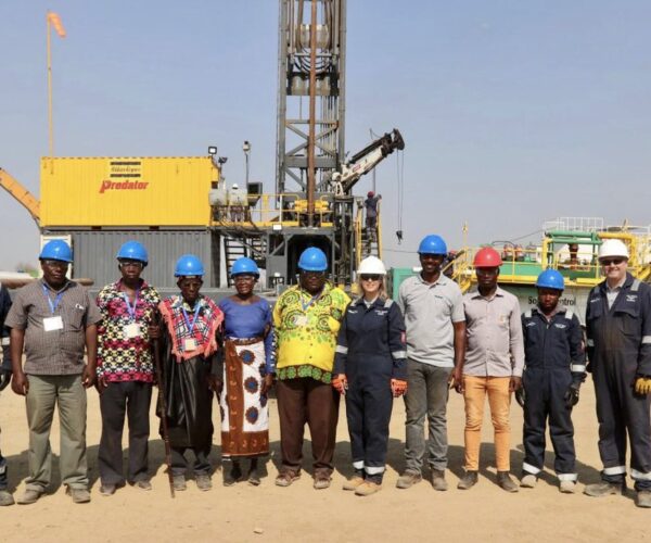 25.09.23 – Local village Chief of Kamsamba ward, John Augustino Kasonso, along with other Kamsamba local leaders and PAPs Muungano village join inauguration of HE1 drilling operations.